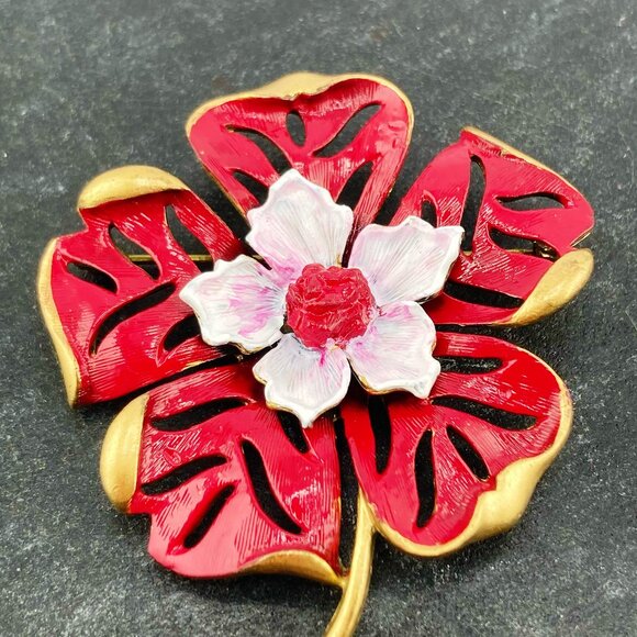 VINTAGE Red white enamel and brass toned metal dimensional flower brooch big pin - Picture 6 of 10
